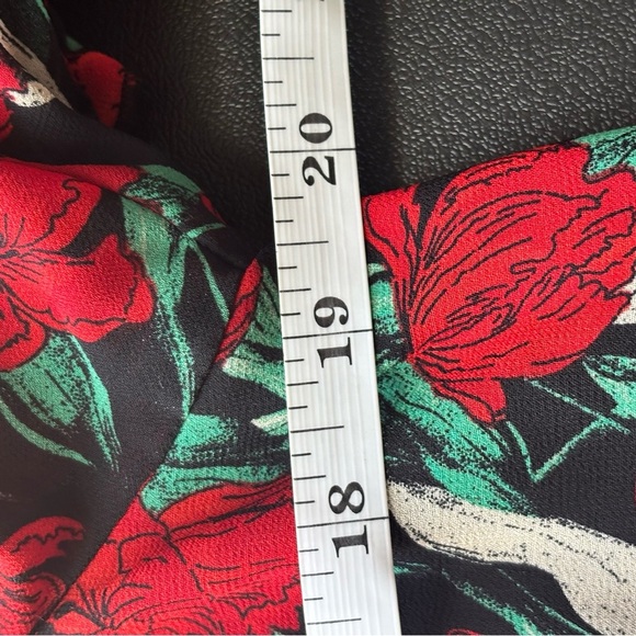 Women’s Krazy Kat Floral Cold Shoulder Blouse Size Medium Red Black Ruffle Hem - Picture 9 of 10